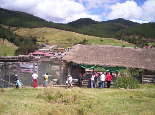 Die zahlreichen Besucher beobachten die Tiere im Zoo der Granja Porcón