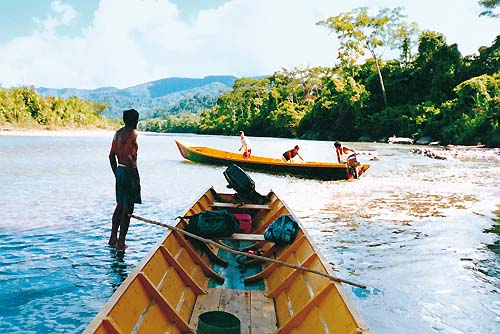 Parkwächter mit Motorboot am Fluss Iscozacín im Nationalpark Yanachaga-Chemillen