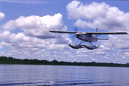 Wasserflugzeug über dem Samiria-See